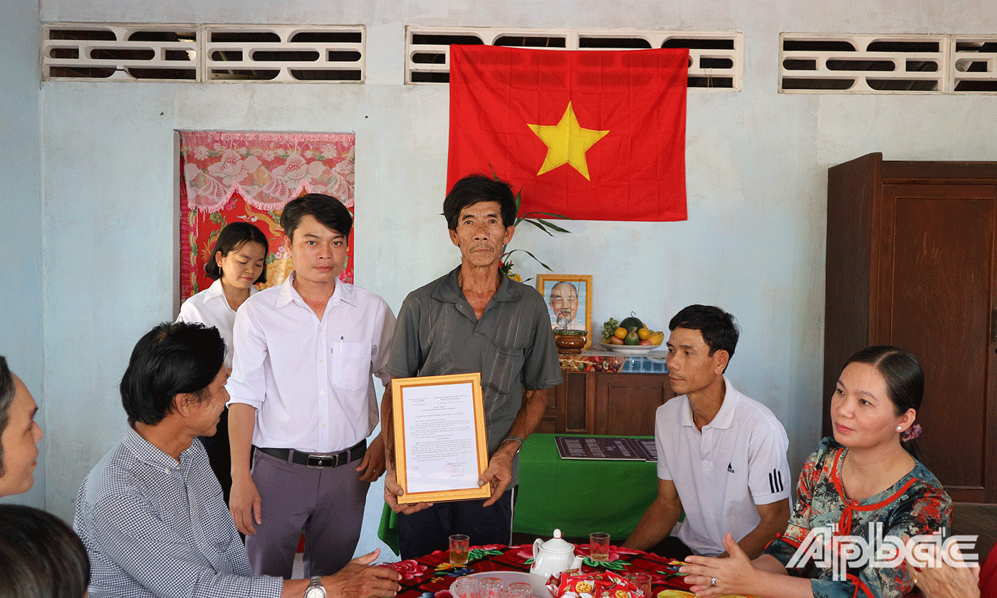 Ông Huyện nhận Quyết đình bàn giao nhà