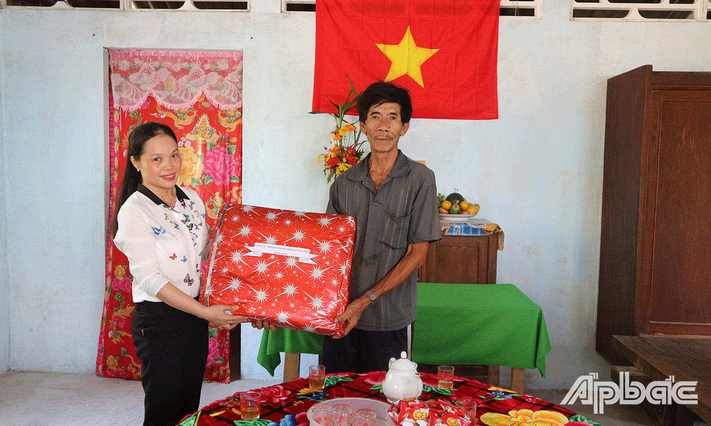 UBND xã Tân Thới tặng quà