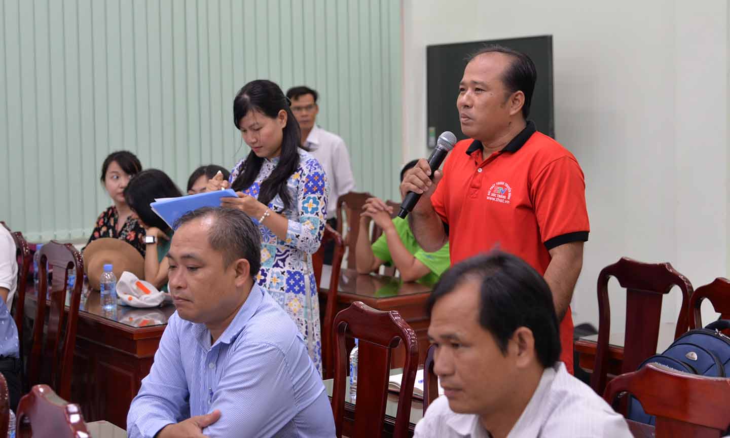 Các đại biểu làm việc tại buổi họp báo.