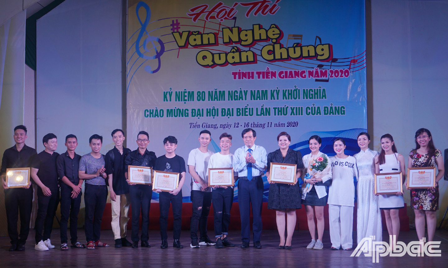 Ban Tổ chức trao giải Nhất cho đơn vị TP. Mỹ Tho