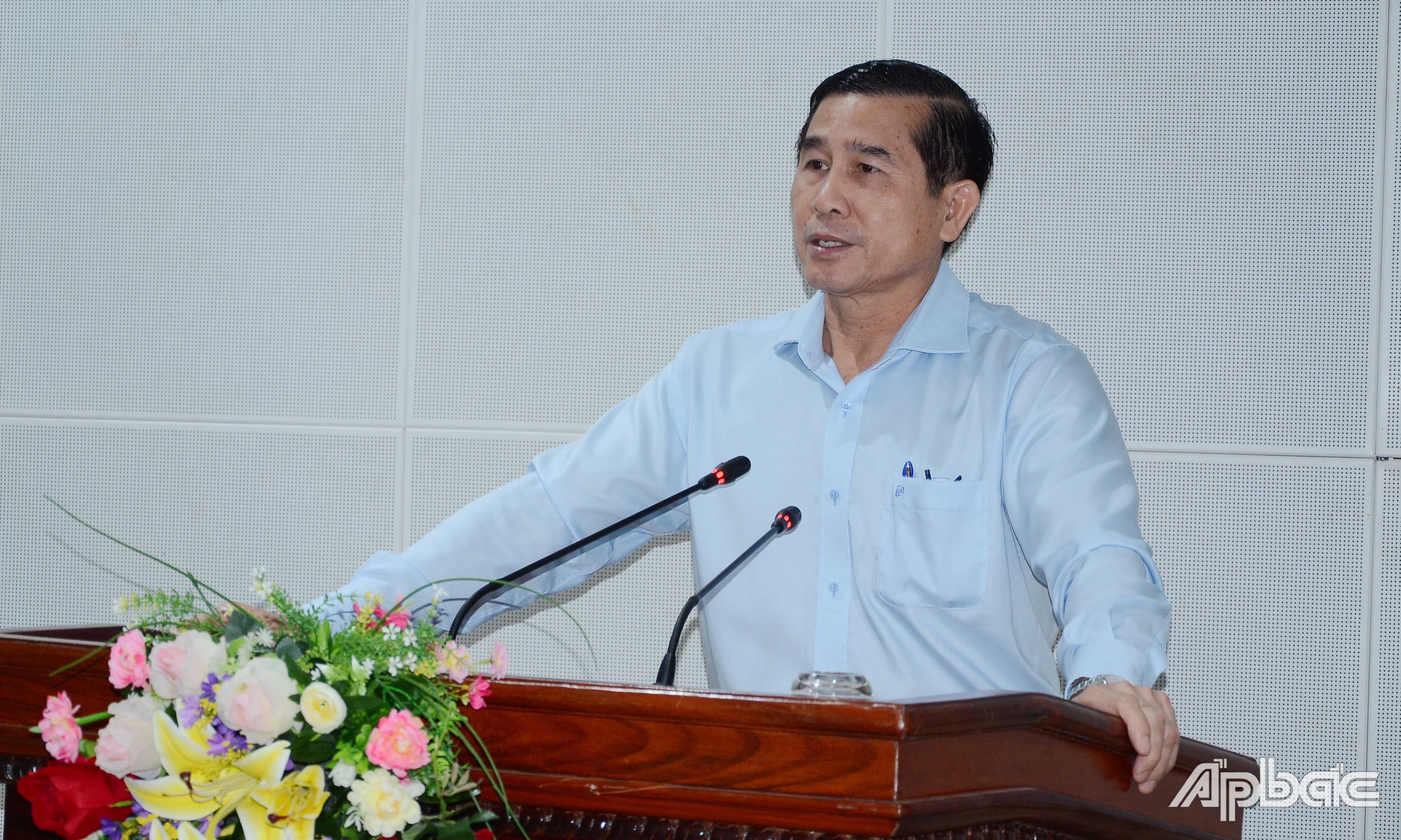 Chủ tịch UBND tỉnh Lê Văn Hưởng phát biểu tại hội nghị.