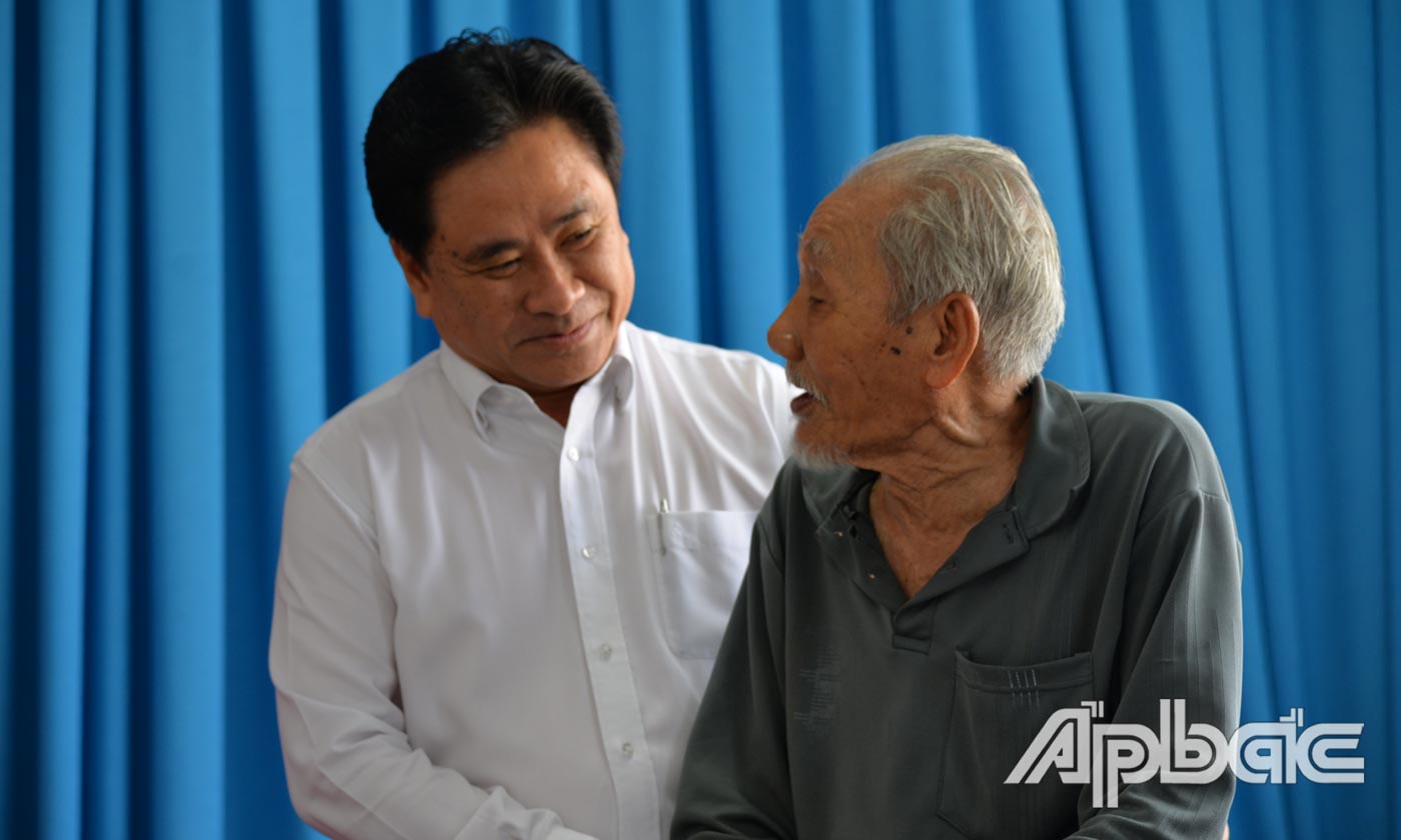 Đồng chí Trần Văn Dũng ân cần thăm hỏi ông Trần Văn Lự, cán bộ tiền khởi nghĩa.