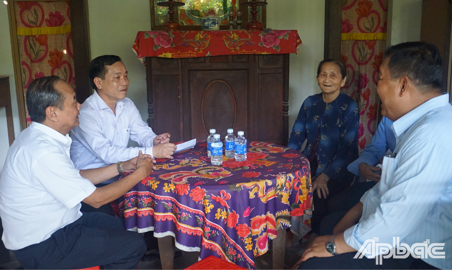 Phó Bí thư Tỉnh ủy đến thăm hỏi sức khỏe, tình hình các gia đình liệt sĩ