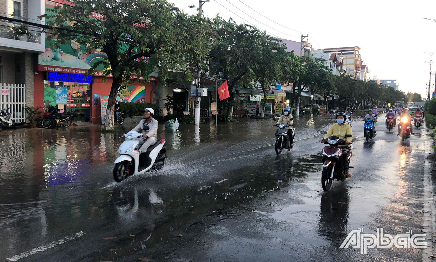 Do mặt đường ngập nên nhiều phương tiện lưu thông trên làn xe ô tô.