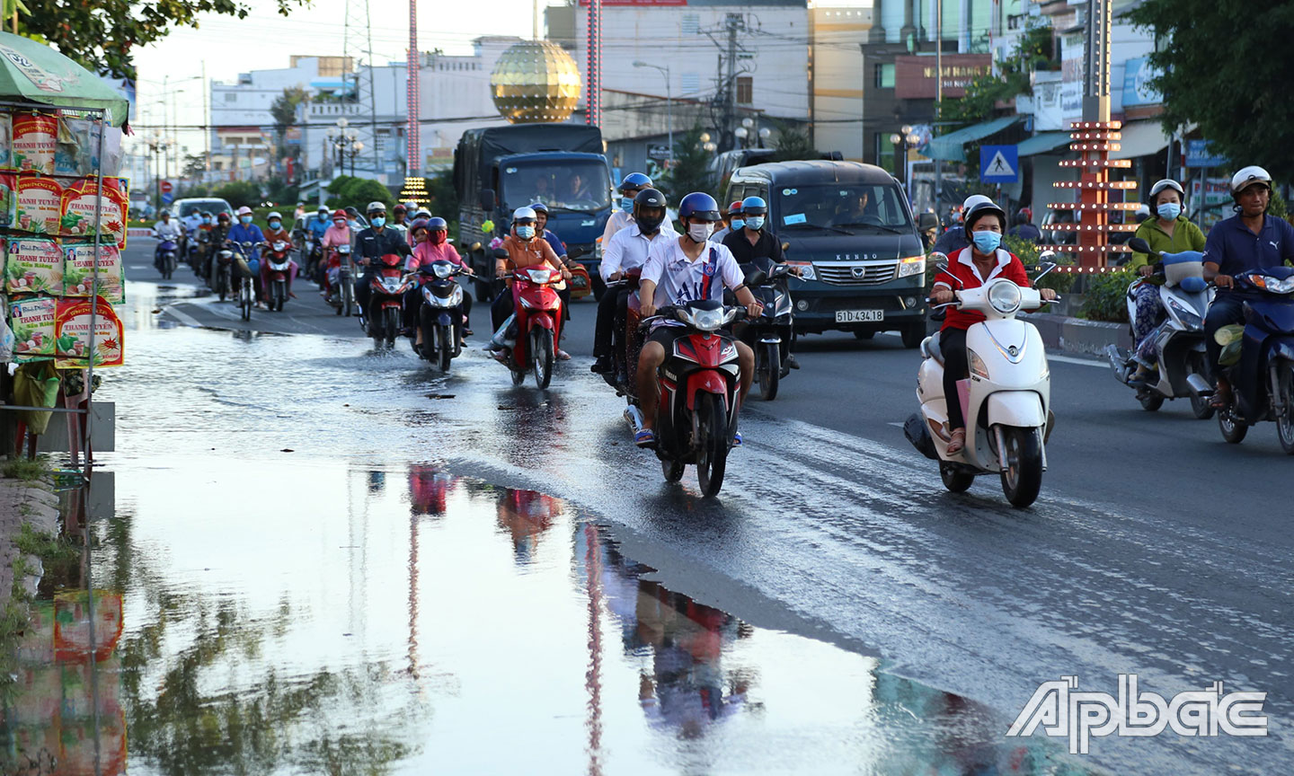 Các báo các phương tiện lưu thông chậm tuyến Ql.1 đoạn ngã 3 Trung Lương do các phương tiện lưu thông hỗn hợp trên làn xe ô tô.
