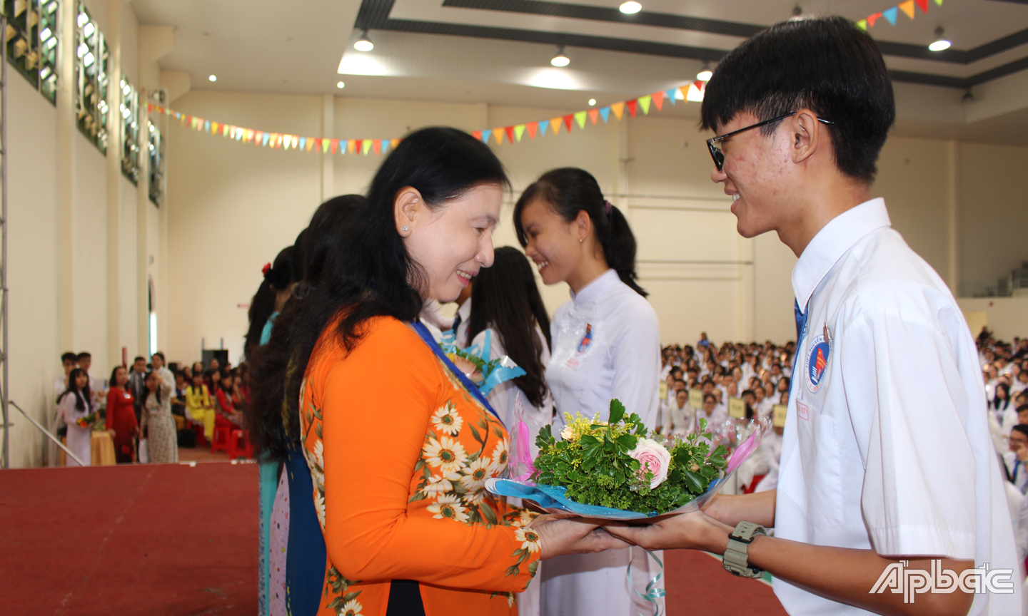  20-11 là dịp để mỗi chúng ta  có dịp tôn vinh, thể hiện lòng tri ân với các thầy cô giáo của mình.  (Học sinh Trường THPT Nguyễn Đình Chiểu tri ân thầy cô của mình).