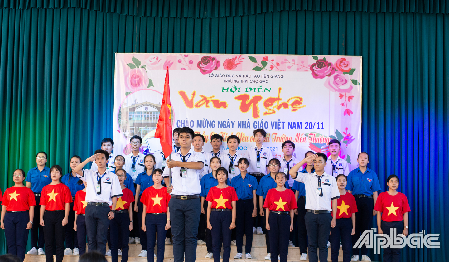 Vui tươi hội diễn văn nghệ.