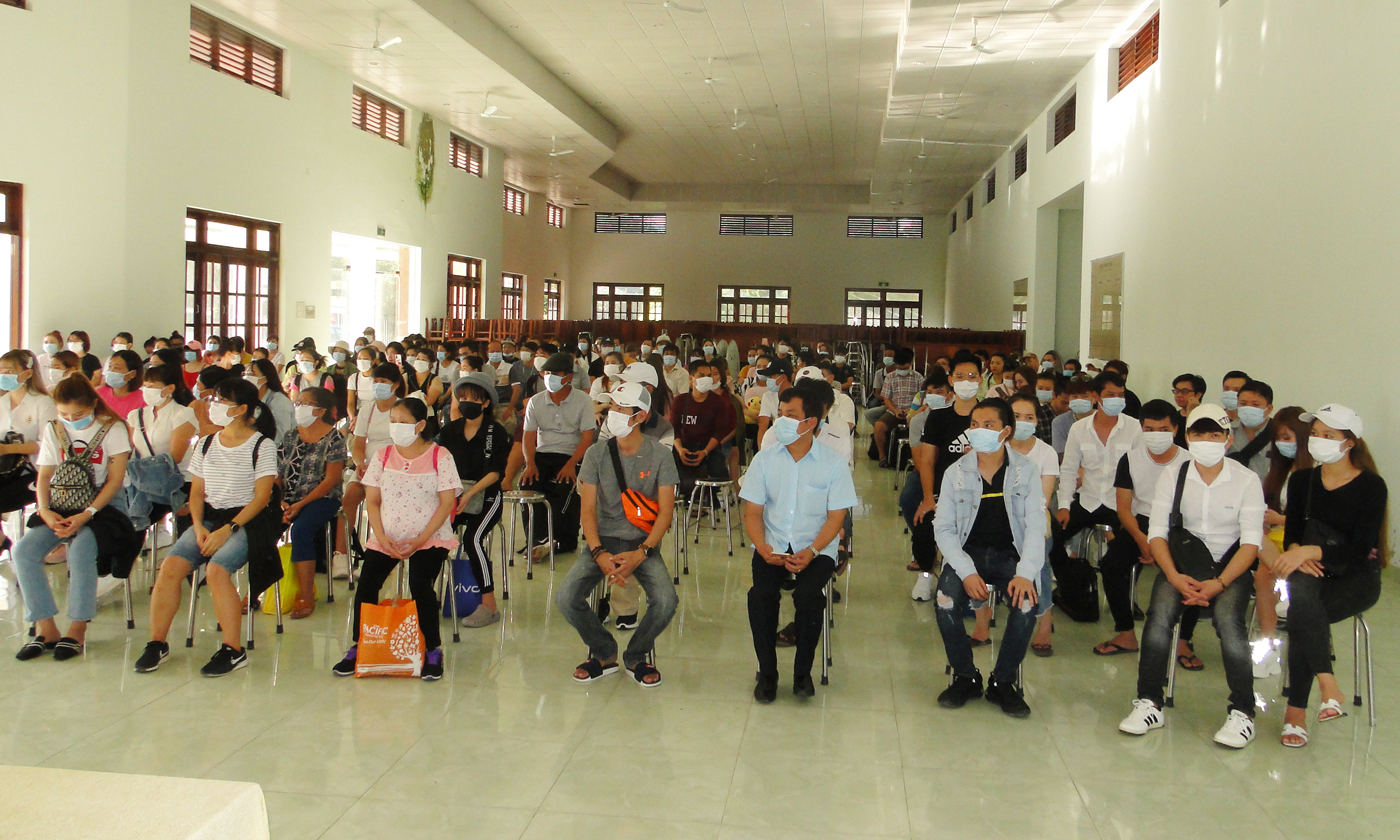 Quang cảnh lễ trao chứng nhận hoàn thành cách ly y tế cho công dân