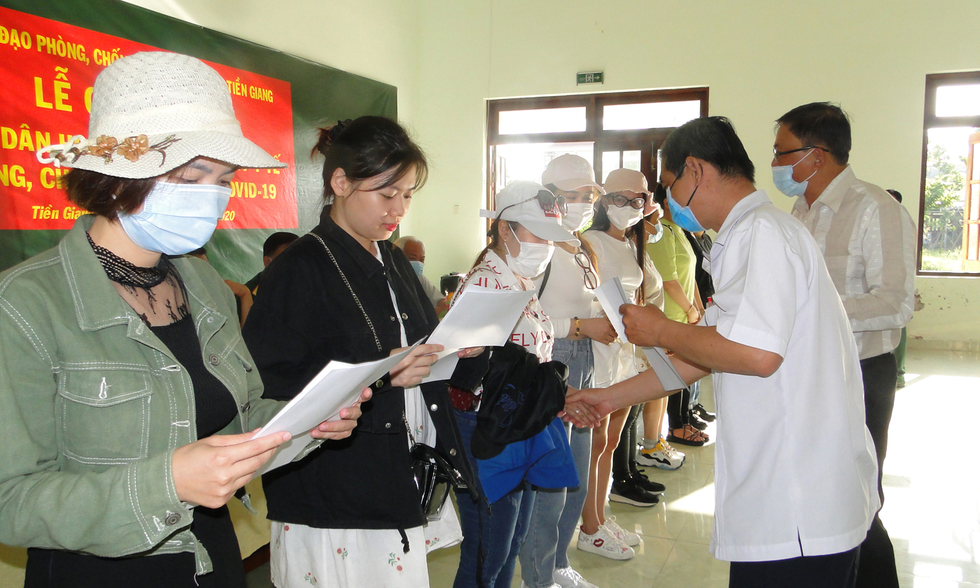 BSCKII Nguyễn Hữu Diệp, Phó Giám đốc Sở Y tế trao chứng nhận cho công dân