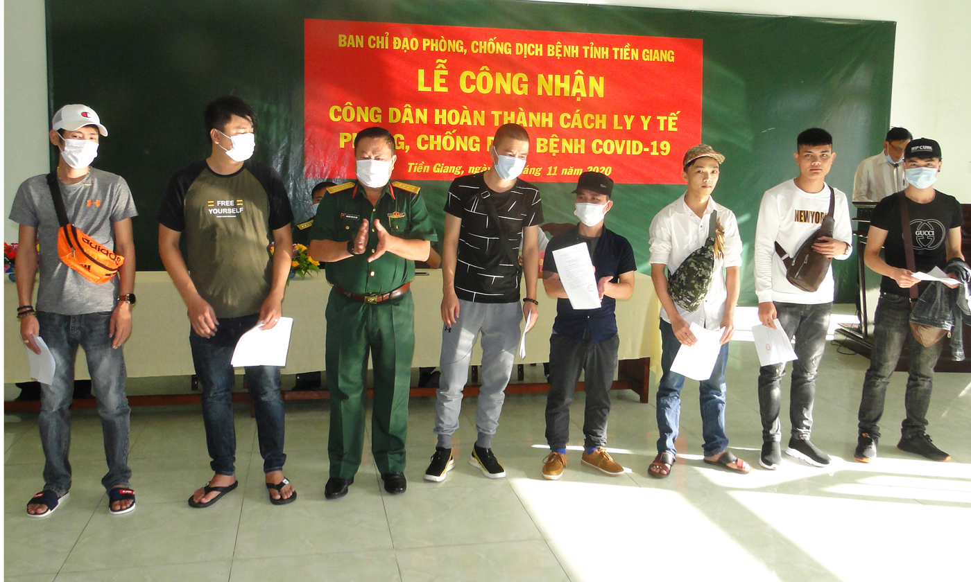 Đồng chí Nguyễn Văn Bé Bảy, Phó Chỉ huy trưởng Bộ chỉ huy quân sự tỉnh Tiền Giang trao chứng nhận hoàn thành cách ly y tế cho công dân
