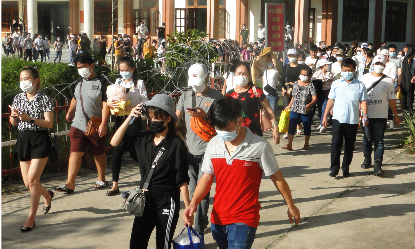 Sau khi trao giấy chứng nhận hoàn thành thời gian cách ly, Ban chỉ đạo phòng, chống Covid- 19 tỉnh Tiền Giang đã hỗ trợ miễn phí xe đưa công dân hoàn thành cách ly đến sân bay Tân Sơn Nhất, bến xe miền Đông theo nhu cầu.