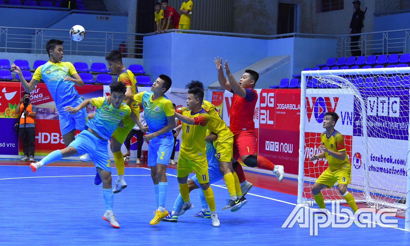 Thắng Savinest Sanna Khánh Hòa 1-0, Quảng Nam (vàng) xuất sắc giành vé vào VCK dù vẫn còn 1 lượt trận chưa đá.