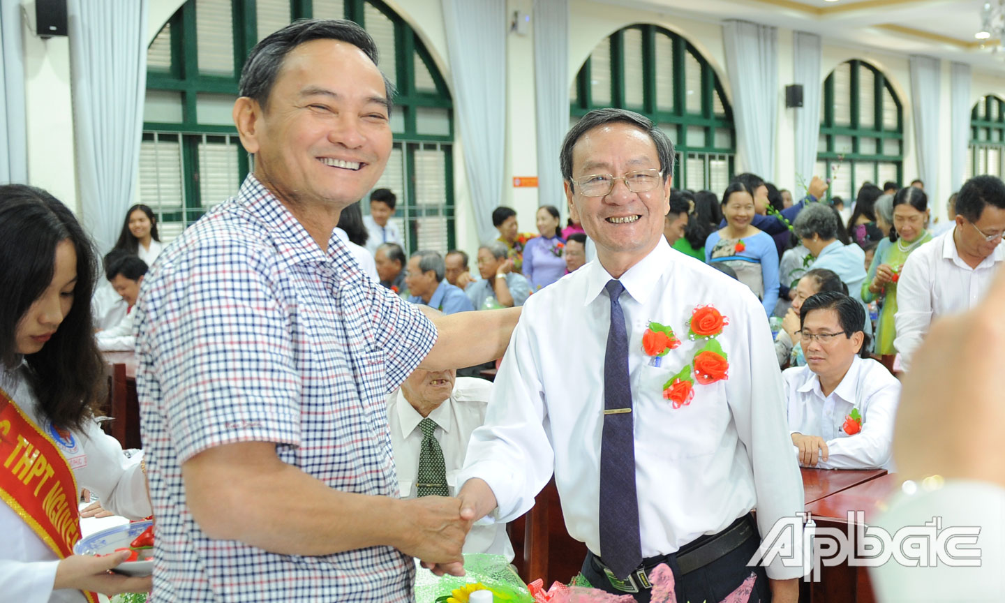 Nguyên Thứ trưởng Bộ Tài chính Nguyễn Hữu Chí, cựu học sinh nhà trường cùng với ông Phan Văn Hà, Nguyên Phó Chủ tịch UBND tỉnh Tiền Giang, nguyên Hiệu Trường THPT Nguyễn Đình Chiểu tại lễ tri ân thầy cô nhân ngày Nhà giáo Việt Nam.