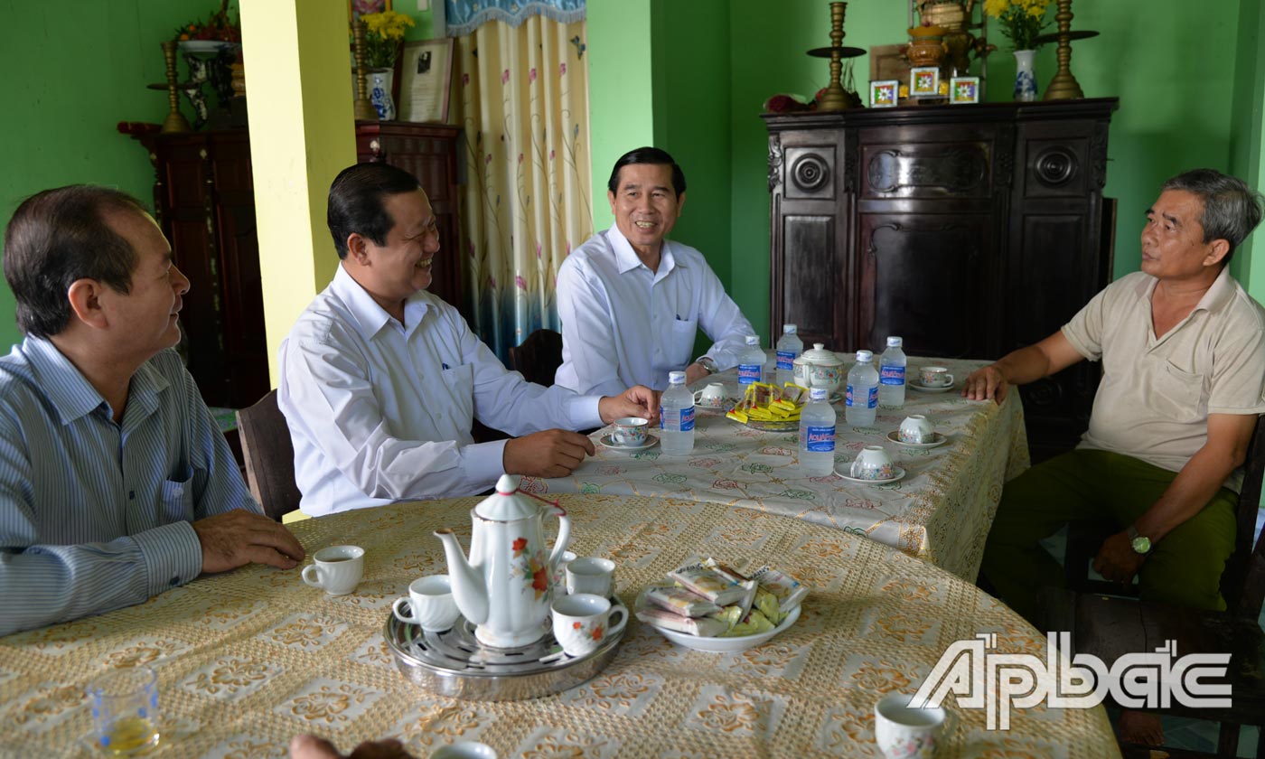 Đồng chí Lê Văn Hưởng thắp nhang và ân cần thăm hỏi thân nhân liệt sĩ Phan Văn Khỏe, xã Mỹ Hạnh Đông, TX. Cai Lậy.