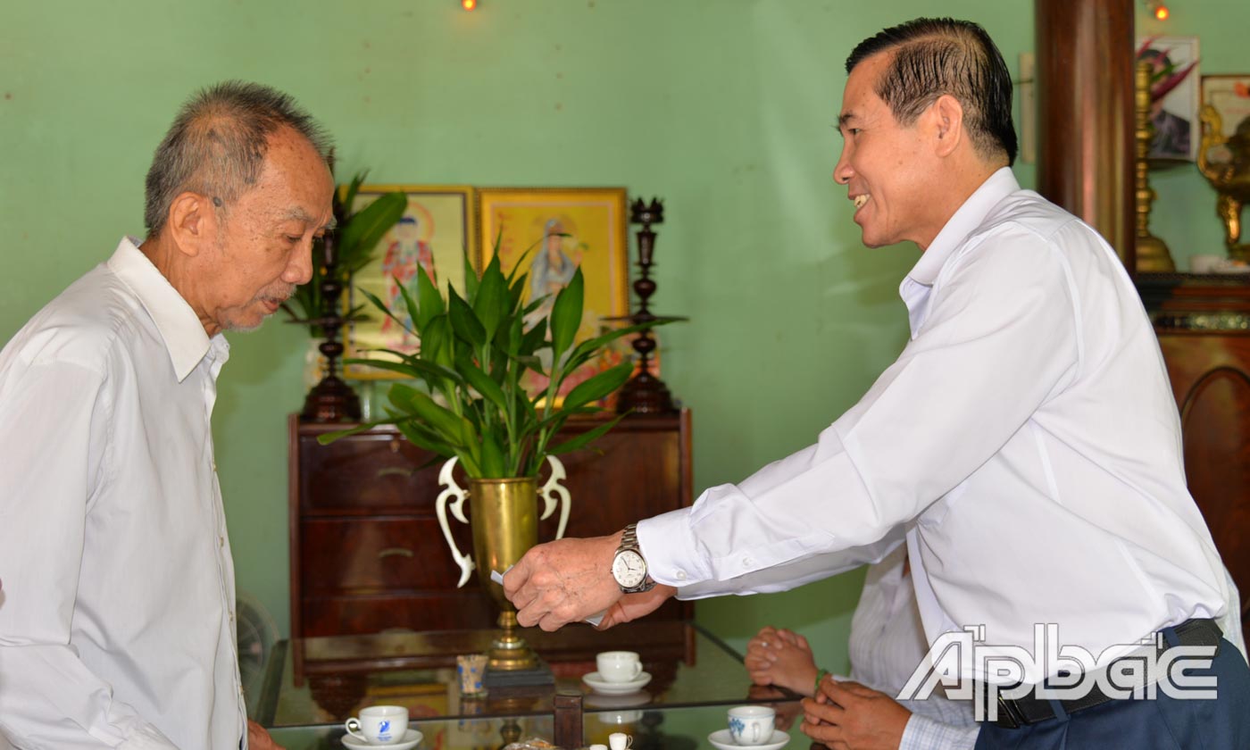 Đồng chí Lê Văn Hưởng ân cần thăm hỏi ông Nguyễn Văn Thạch là con liệt sĩ Nguyễn Văn Thiền.