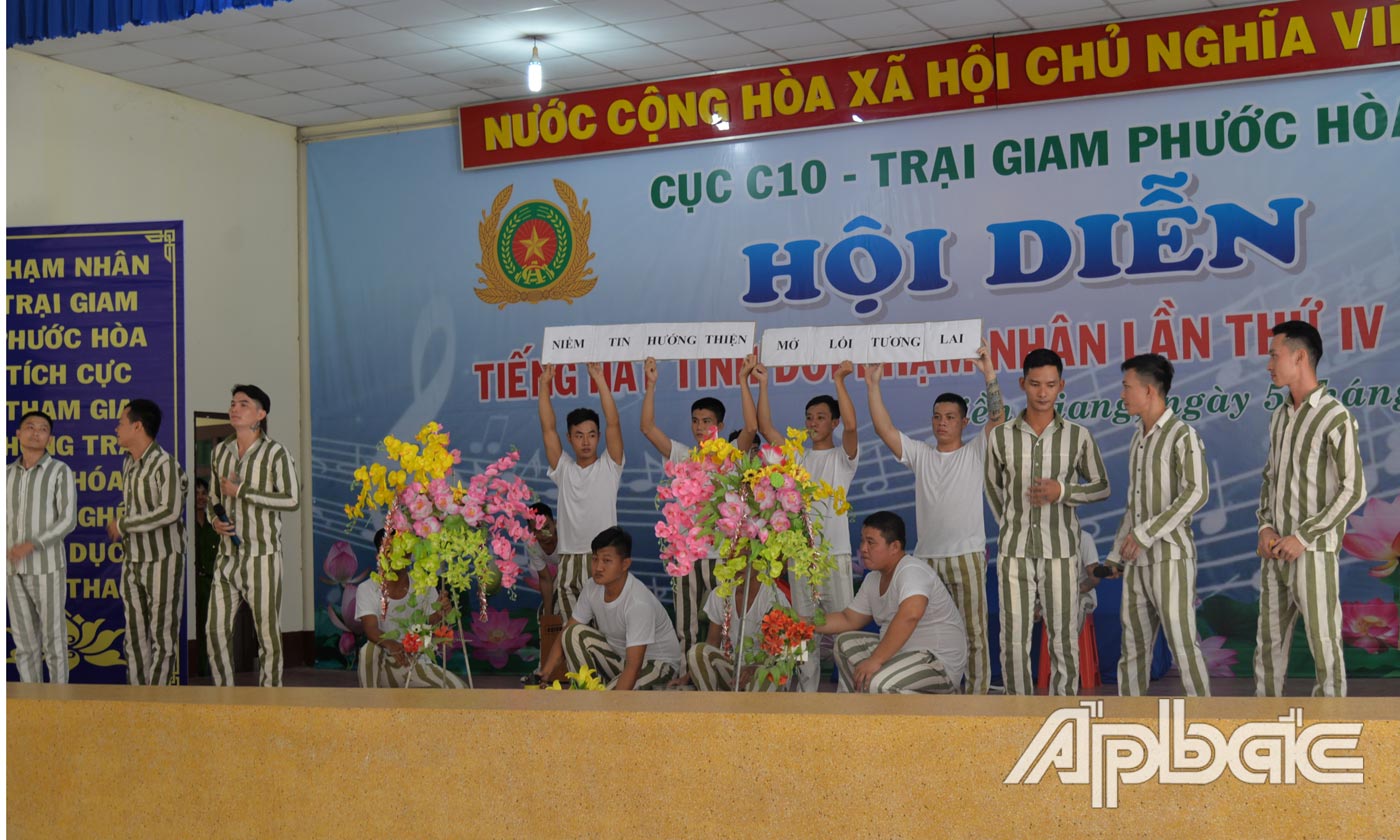 Các tiếc mục do phạm nhân các phân trại tự dàn dựng và trình diễn.