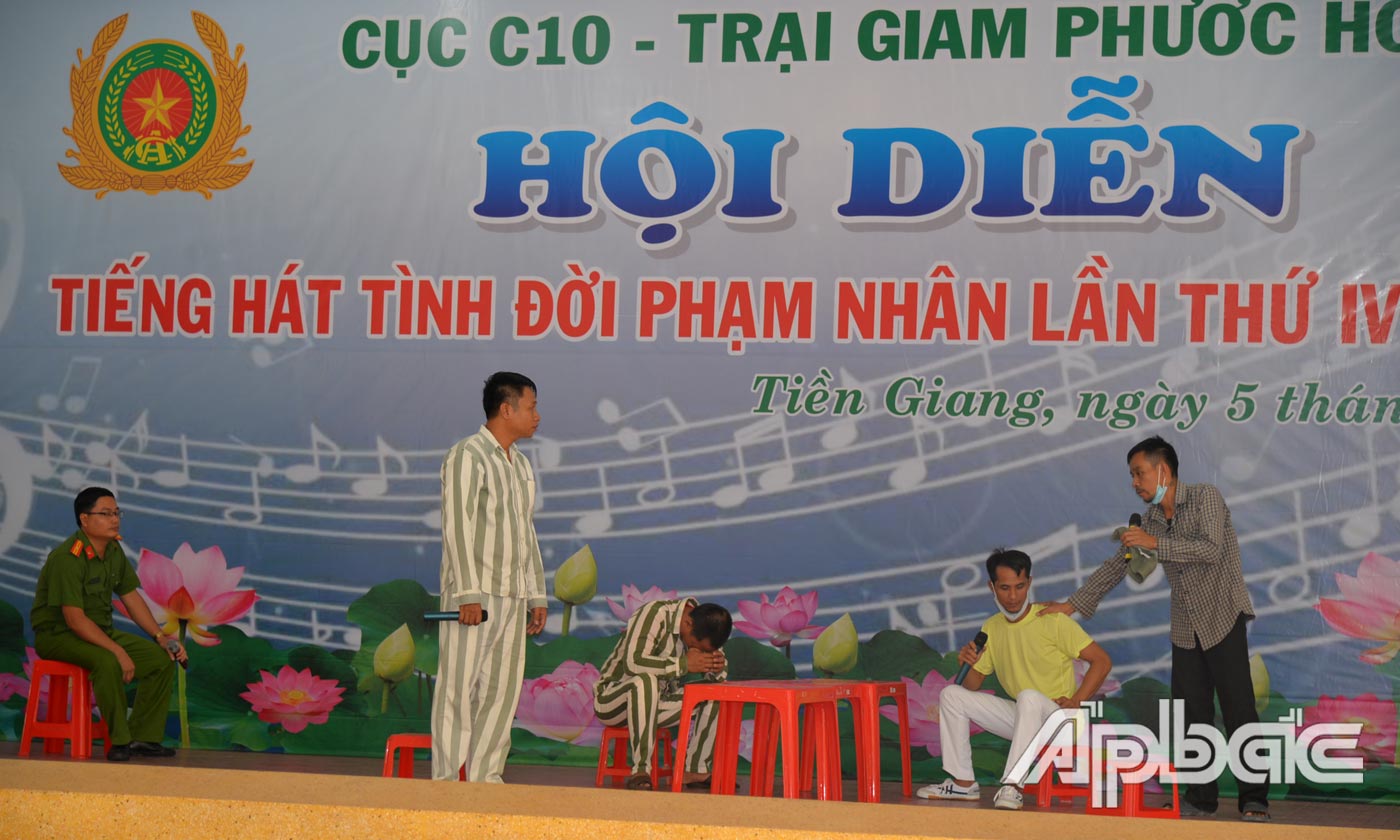 Các tiếc mục do phạm nhân các phân trại tự dàn dựng và trình diễn.