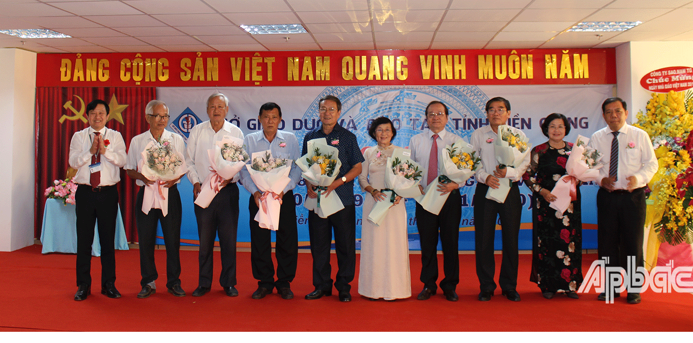 Gi ám đốc Sở GD-ĐT Lê Quang Trí và Phó Gi ám đốc Sở GD-ĐT Võ Văn Hiếu tặng hoa cho các nguyên lãnh đạo Sỏ GD-ĐT qua các thời kỳ. 