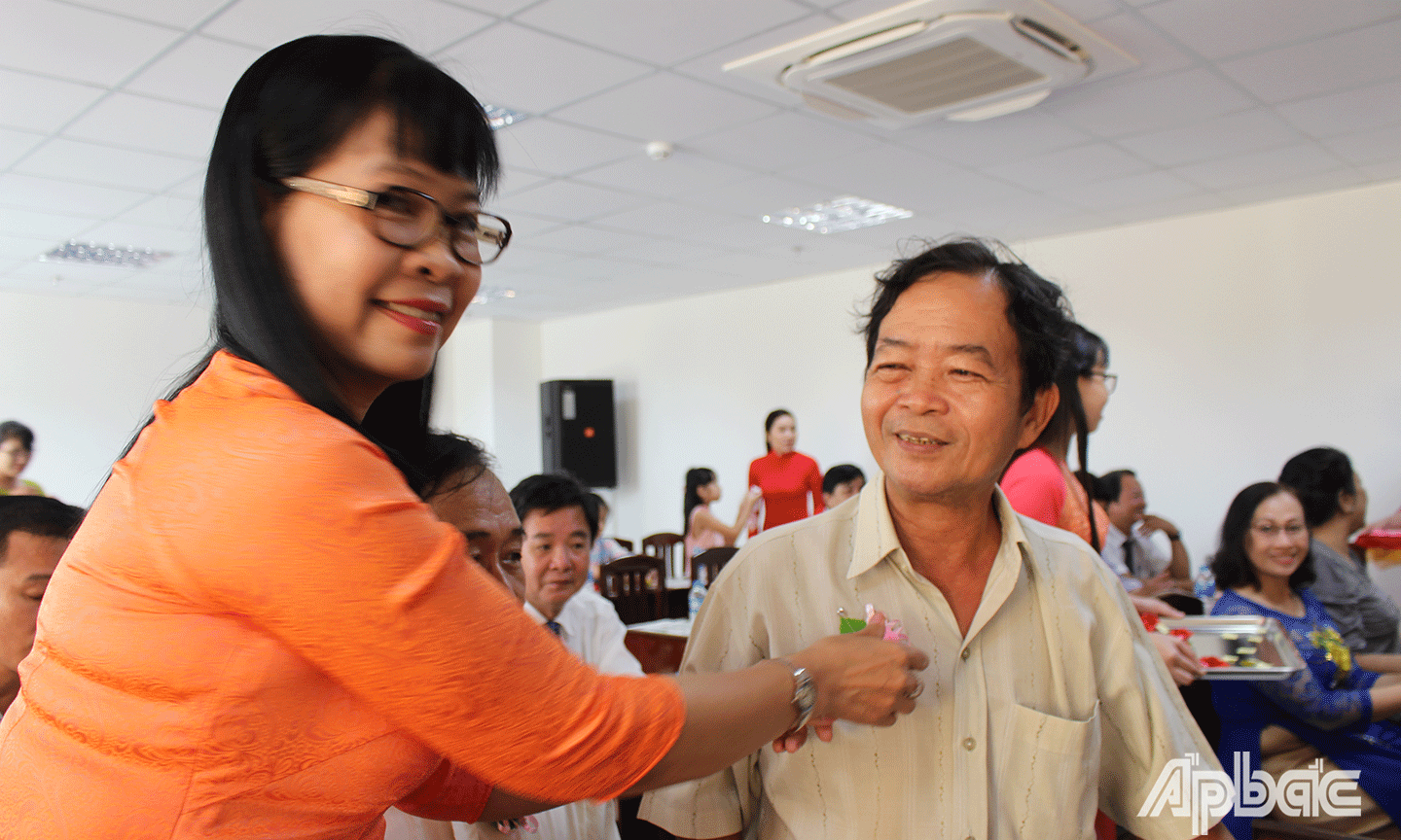 Cài hoa tri ân. 