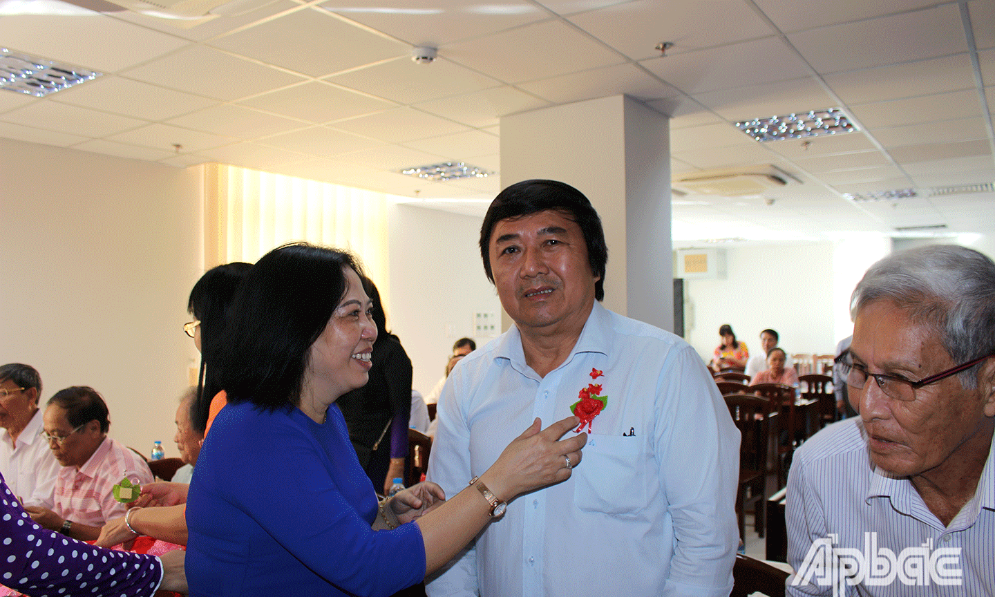 Cài hoa tri ân. 
