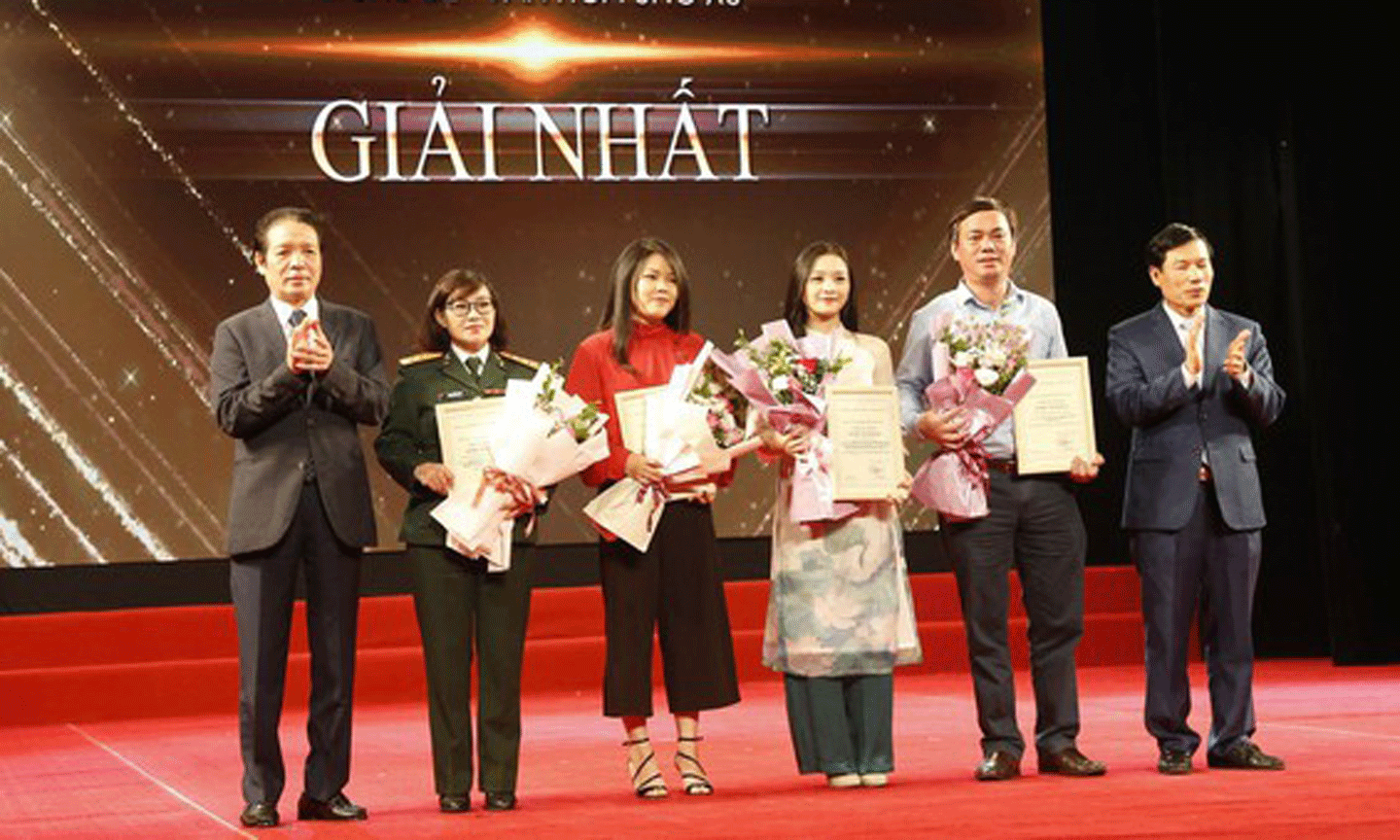 Lễ trao Giải báo chí về chủ đề “Văn hóa ứng xử”.