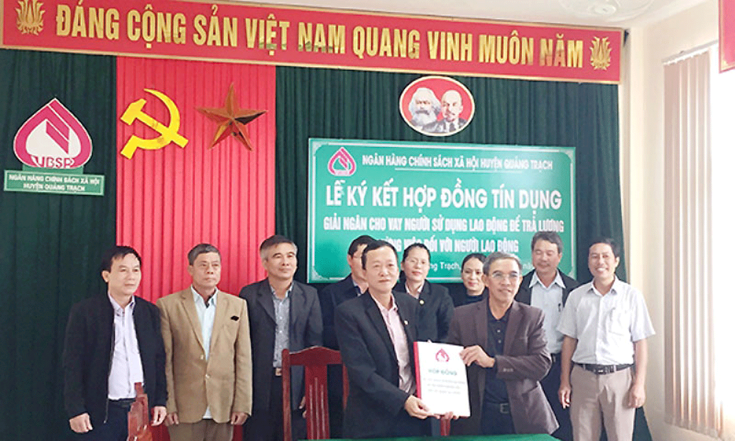 NHCSXH tỉnh Quảng Bình ký hợp đồng giải ngân theo Quyết định số 32/2020.