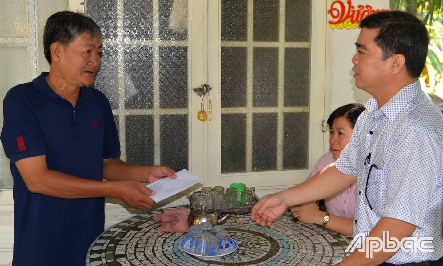 Đồng chí Nguyễn Thanh Hải thăm và tặng quà gia đình ông Nguyễn Văn Thanh, cháu nội liệt sĩ Nguyễn Văn Nuôi ở ấp Mỹ Hòa, xã Song Thuận.