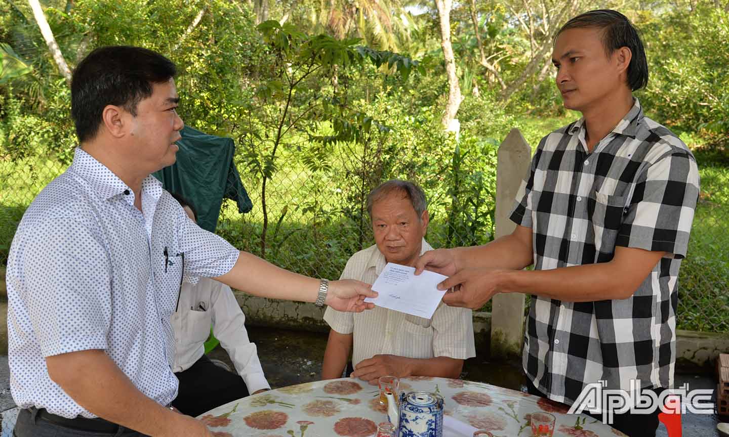 Đồng chí Nguyễn Thanh Hải thăm và tặng quà gia đình ông Trần Trung Hiếu, cháu nội liệt sĩ Trần Văn Tâm ở ấp Tây Hòa, xã Song Thuận.