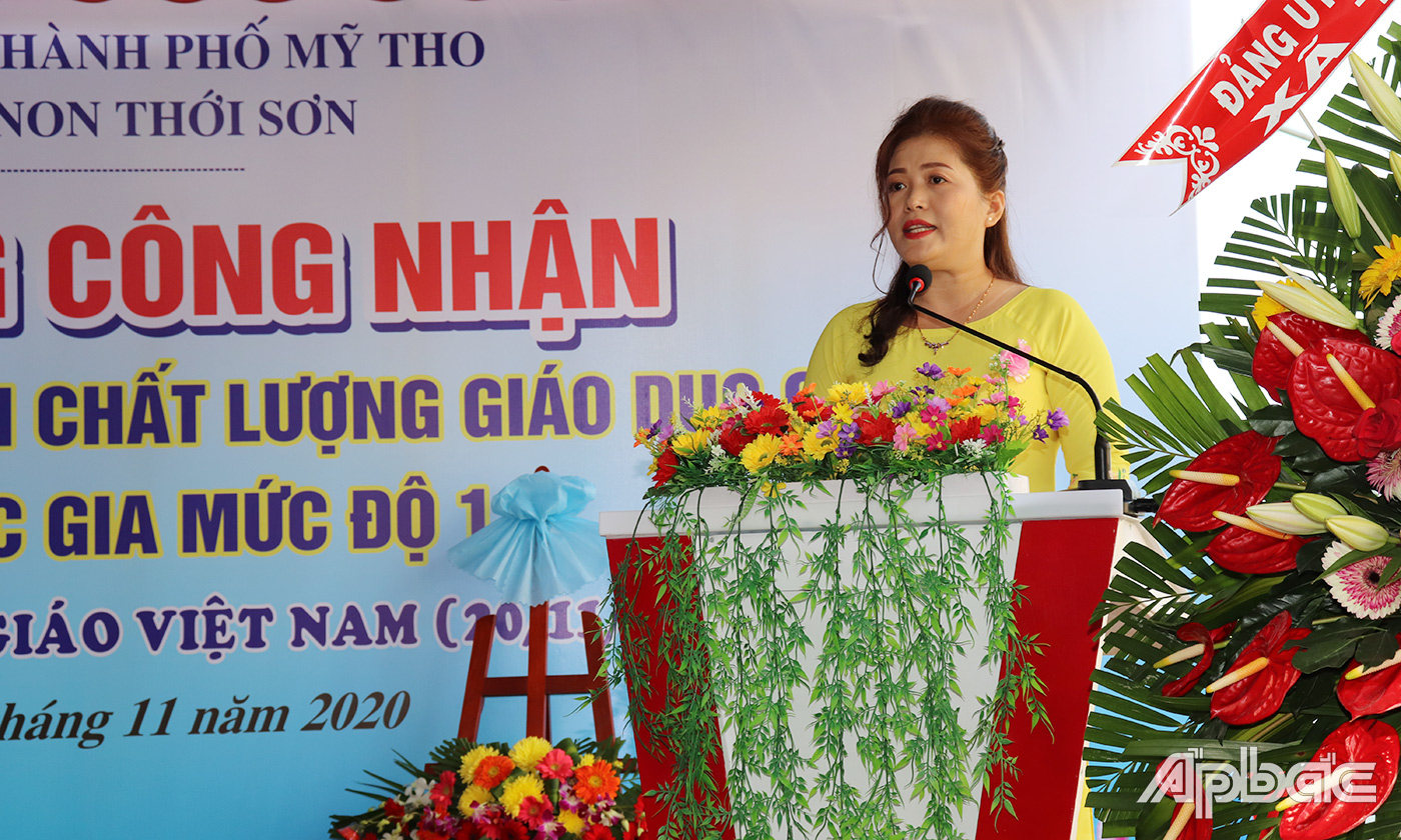 Cô Trần Thị Ngọc Bích, hiệu trưởng trường mầm non Thới Sơn báo cáo tại buổi lễ.