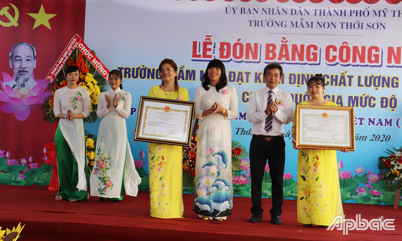 Trường Mầm non Thới Sơn nhận bằng công nhận.