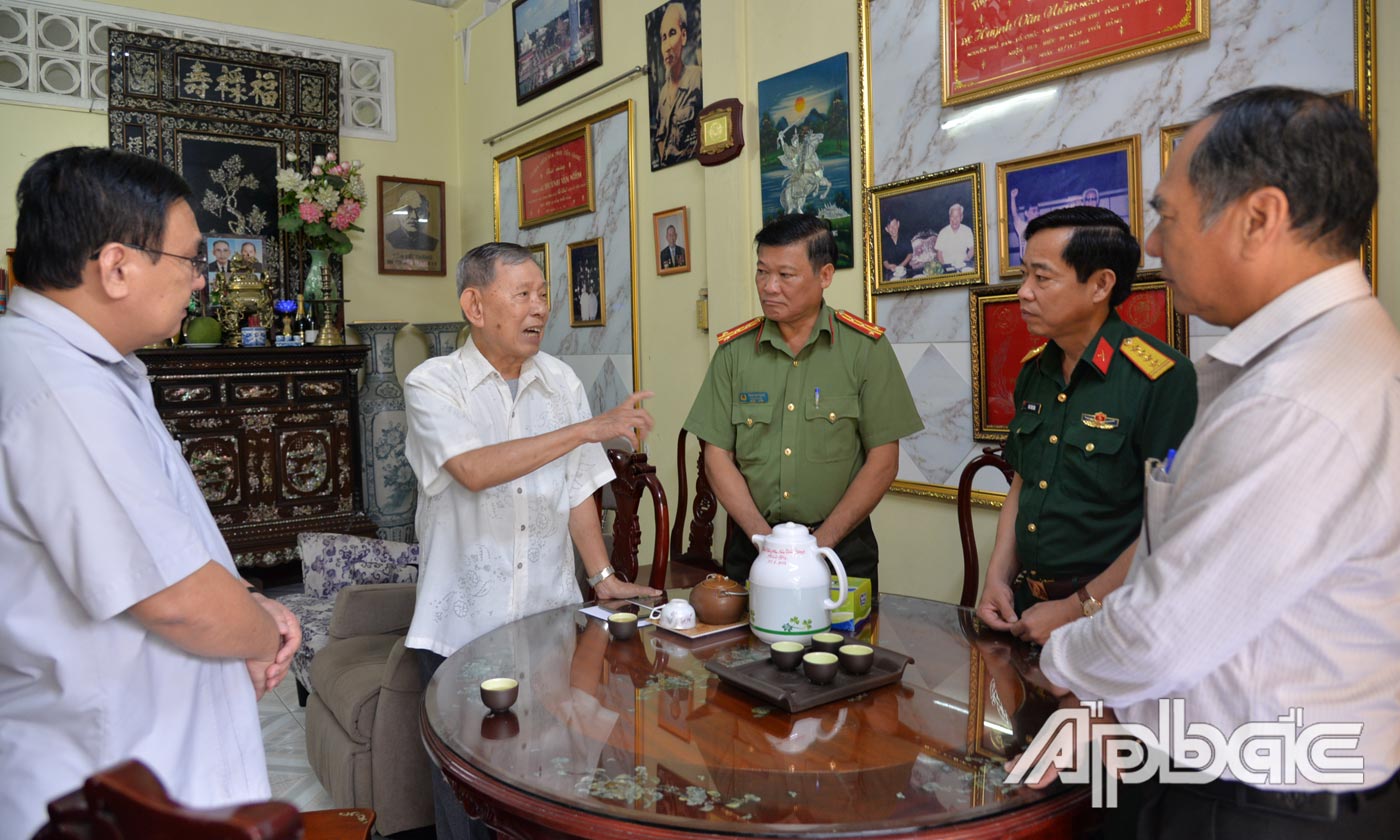 Đoàn ân cần thăm hỏi đồng chí Huỳnh Văn Niềm.