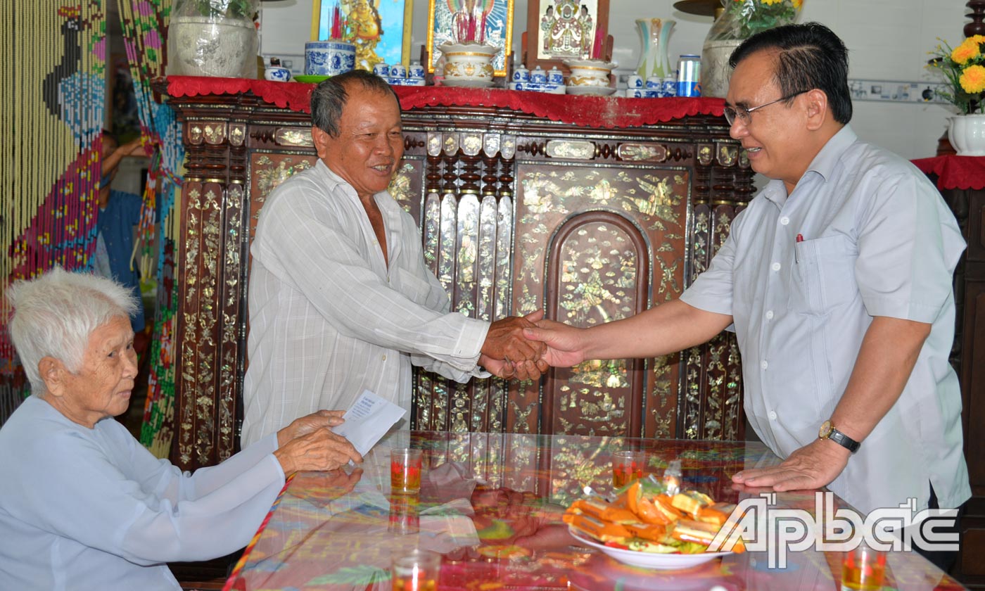 Đồng chí Võ Văn Bình ân cần thăm hỏi thân nhân liệt sĩ Nguyễn Văn Mực.