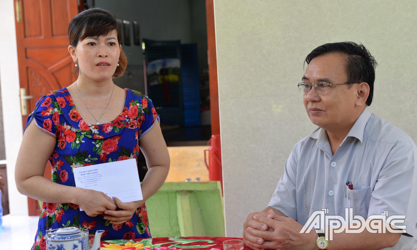 Đồng chí Võ Văn Bình ân cần thăm hỏi thân nhân liệt sĩ Nguyễn Văn Thanh.