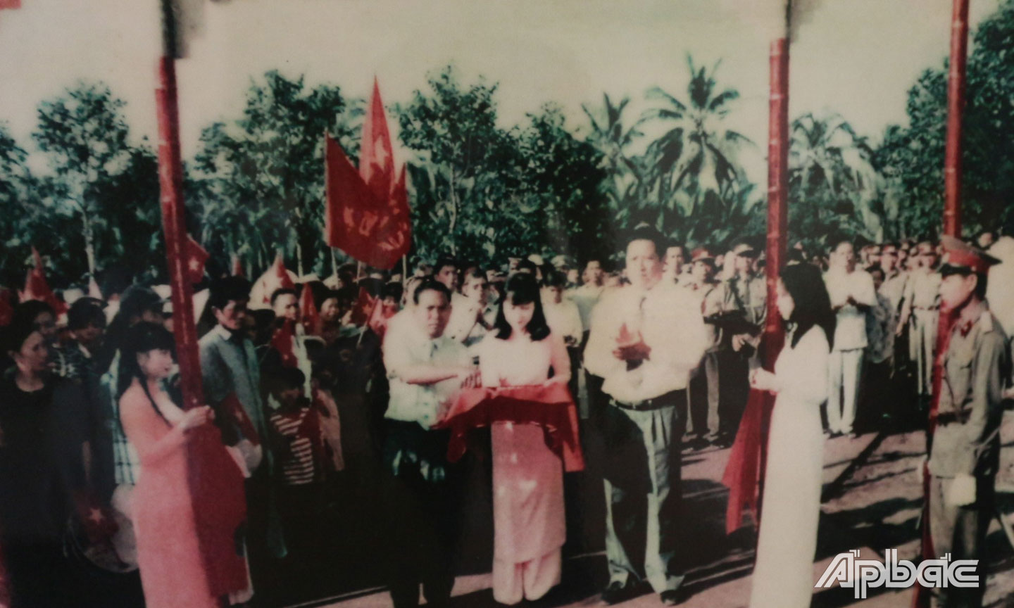 Đồng chí Võ Đông Ba, Bí thư Tỉnh ủy Tiền Giang và đồng chí Lê Văn Chính, Bí thư Huyện ủy Châu Thành cắt băng khánh thành Khu Di tích Đình Long Hưng năm 1995.