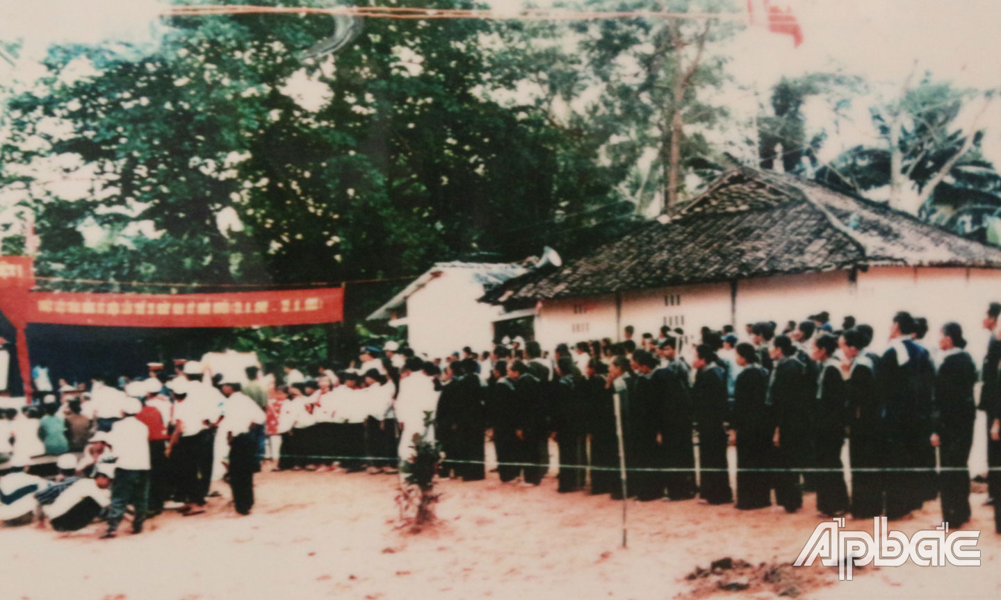 Quang cảnh buổi lễ mít tinh kỷ niệm 55 năm ngày Nam kỳ khởi nghĩa tại di tích Đình Long Hưng.