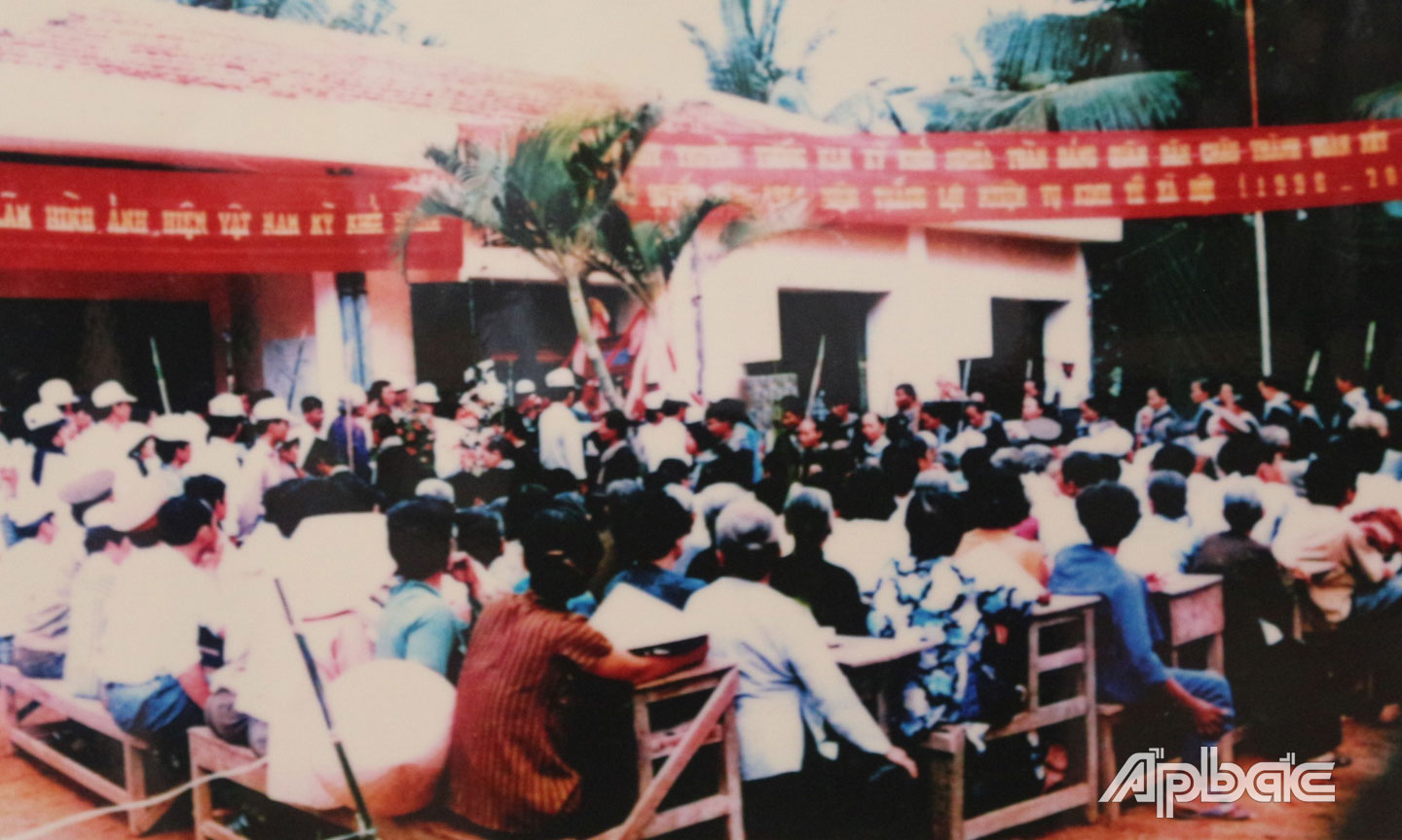 Nhân dân tham dự buổi mít tinh kỷ niệm 55 năm ngày Nam kỳ khởi nghĩa.