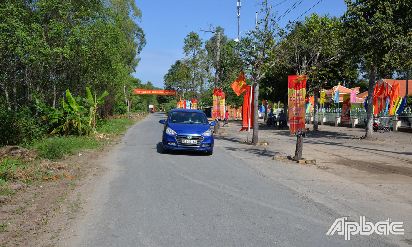 Tuyến đường được trang trí cờ hoa rực rỡ