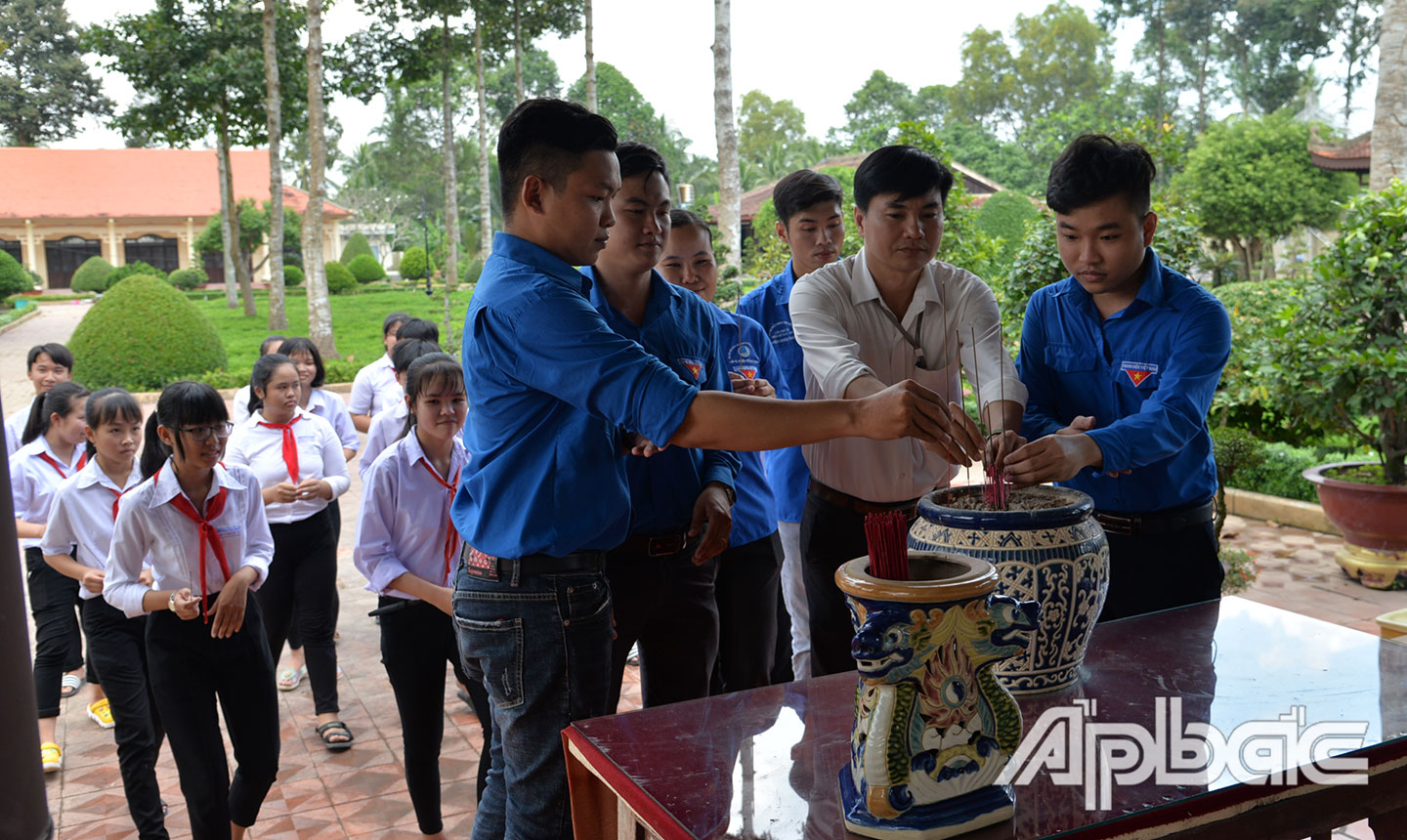 Đoàn viên, thanh niên, học sinh thắp hương tưởng niệm các Anh hùng – Liệt sĩ tại Khu di tích lịch sử  Nam Kỳ Khởi Nghĩa (ảnh chụp ngày 17-11). Ảnh: CAO LAM