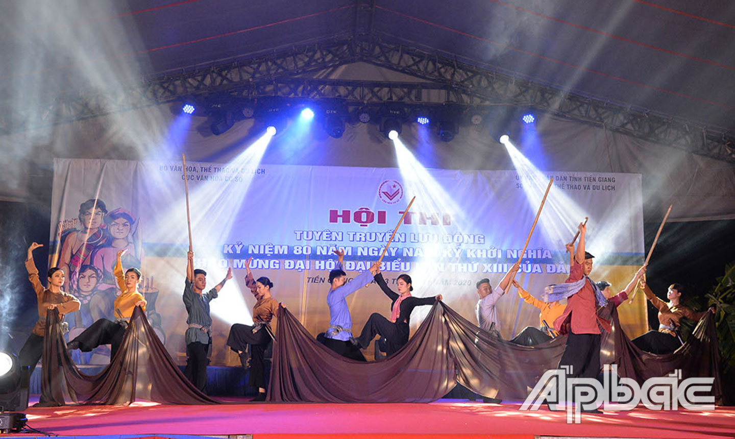 Tiết mục múa “Ngược dòng ký ức” tái  hiện lại bối cảnh lịch sử tỉnh Mỹ Tho những năm 1940.
