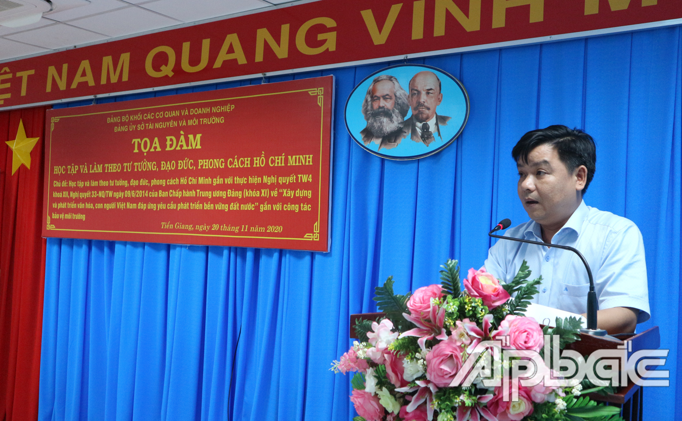 Đại diện các chi bộ trình bày tham luận 