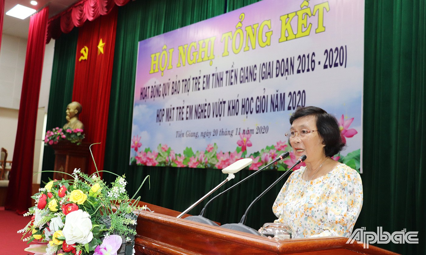 Chủ tịch Hội Khuyến học tỉnh Tiền Giang, Đồng Thị Bạch Tuyết phát biểu tại hội nghị.