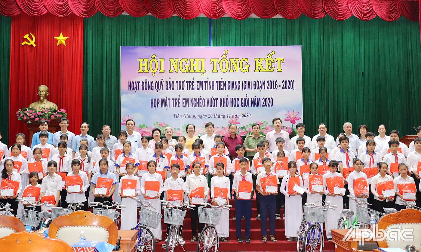 Trao tặng xe đạp và quà cho các em học sinh có hoàn cảnh khó khăn.