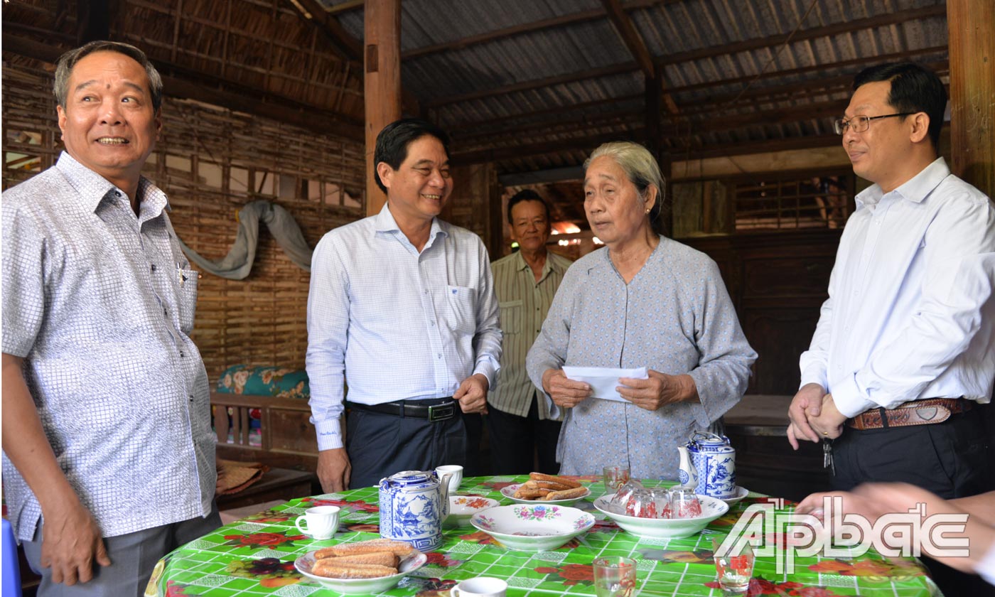Đồng chí Nguyễn Văn Nhã ân cần thăm hỏi thân nhân liệt sĩ Huỳnh Văn Thành.