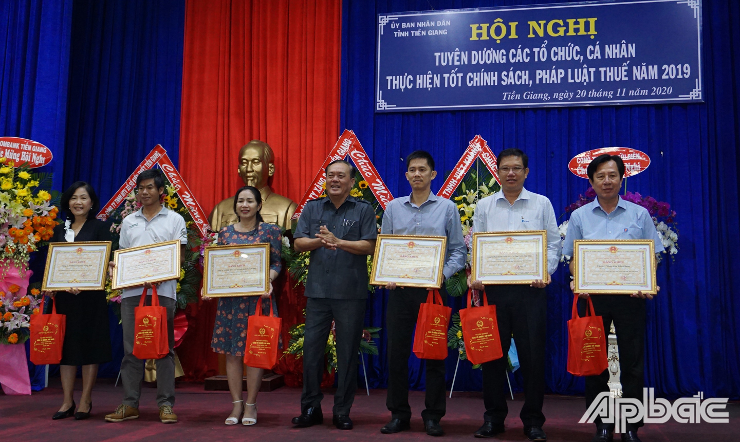 Đồng chí Lê Văn Nghĩa tặng Bằng khen của Chủ tịch Ủy ban nhân dân tỉnh cho 6 tập thể đã thực hiện tốt chính sách, pháp luật thuế năm 2019.