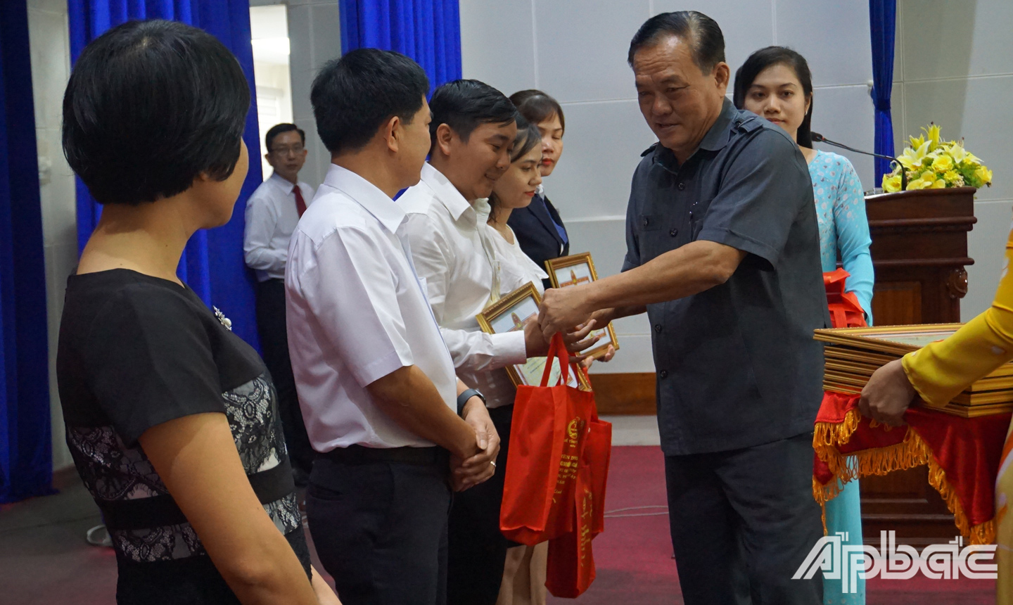  Đồng chí Lê Văn Nghĩa thừa ủy quyền Bộ trưởng Bộ Tài chính tặng Bằng Khen cho các tập thể, cá nhân đã thực hiện tốt công tác kê khai, nộp thuế năm 2019