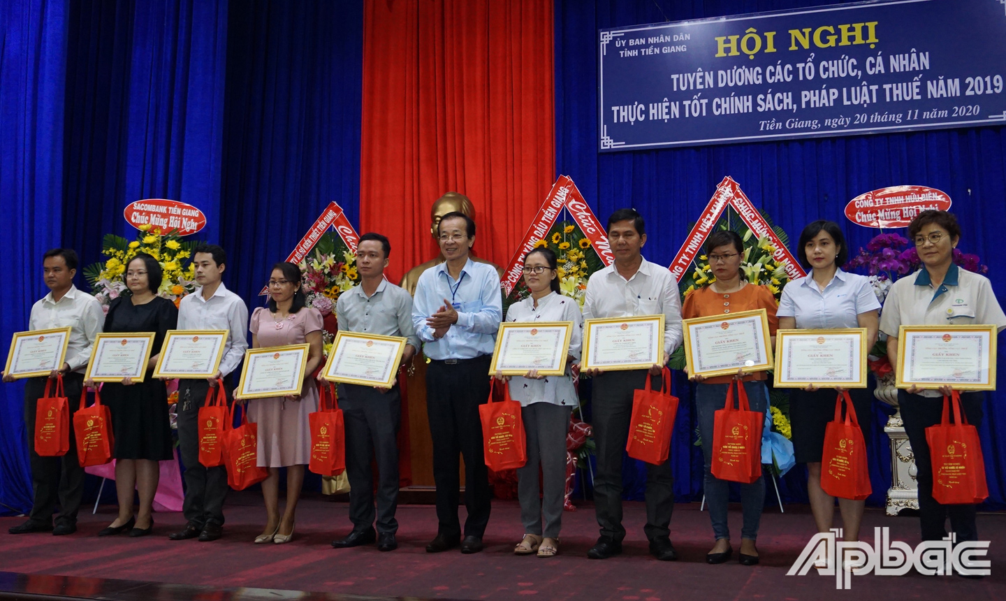 Cục trưởng Cục thuế, Cao Văn Tạo tặng Giấy khen của Tổng Cục trưởng Tổng Cục thuế cho các cá nhân có thành tích thực hiện tốt chính sách pháp luật thuế năm 2019.