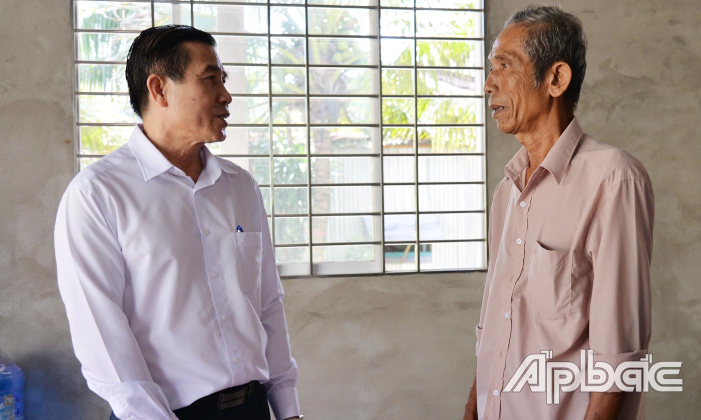 Đồng chí Lê Văn Hưởng ân cần thăm hỏi ông Nguyễn Thanh Hồng là thân nhân liệt sĩ  Nguyễn Văn Ghè.nh Văn Bá