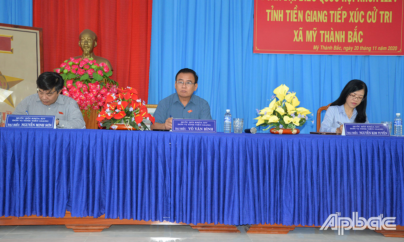 Đại biểu lắng nghe đóng góp ý kiến tại cuộc họp