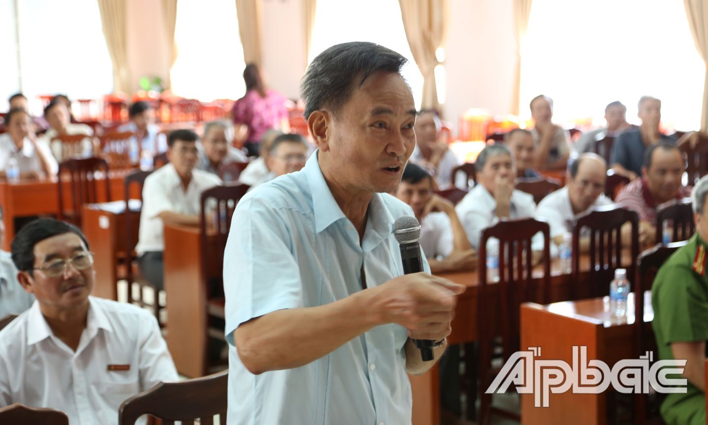 Cử tri xã Mỹ Phong phát biểu ý kiến tại buổi tiếp xúc