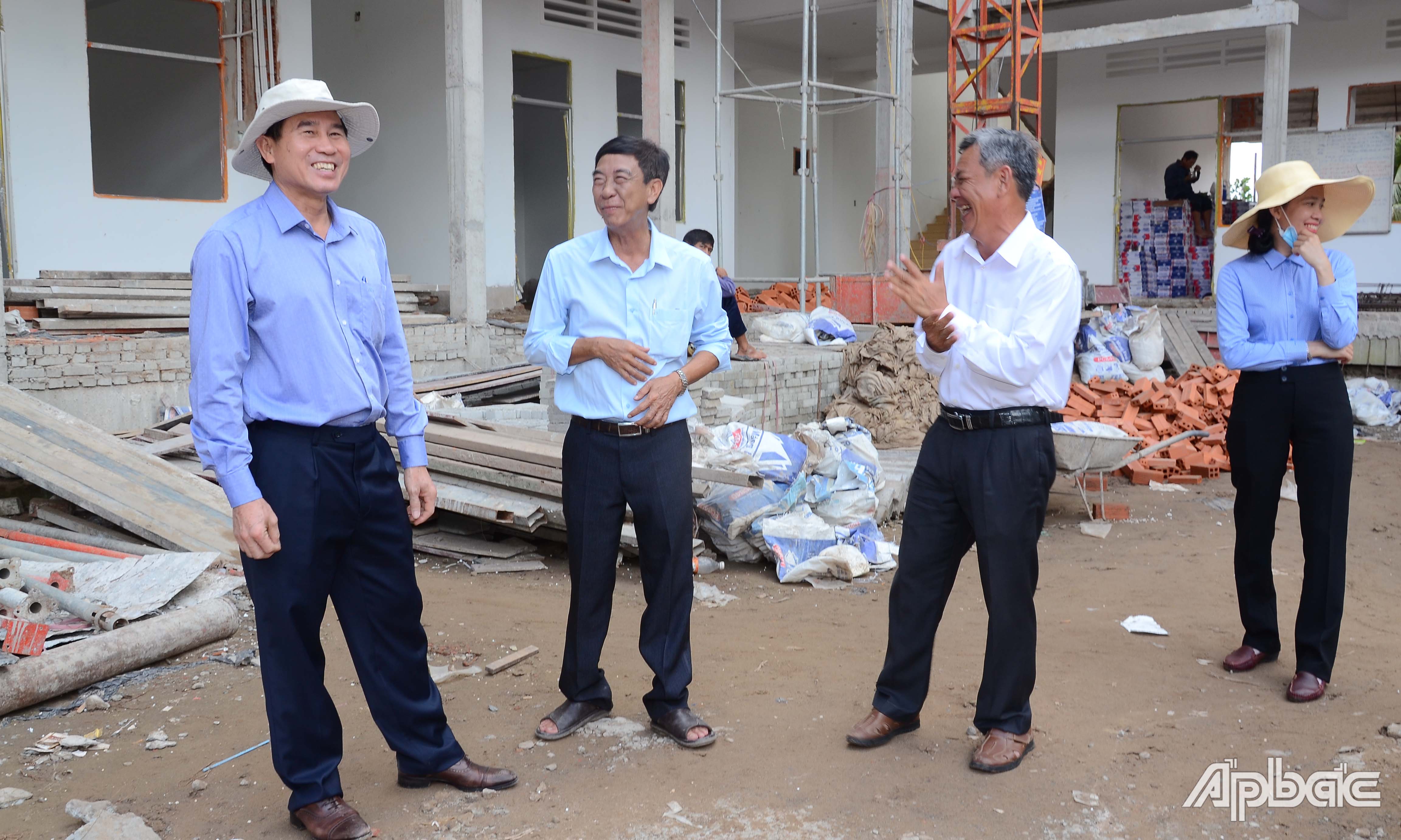 Đồng chí Lê Văn Hưởng kiểm tra tiến độ Trường Tiểu học và Trung học cơ sở Hậu Mỹ Phú.